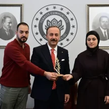 Isparta Valisi Abdullah Erin, Hind Recep’in annesi Wissam Hamada’yı valilikte ağırladı